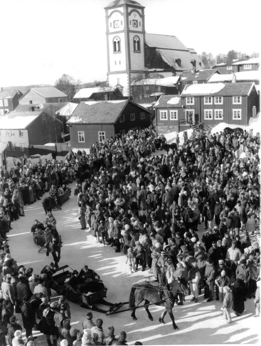 Folkemengde og hester under åpning av Rørosmartnan på Malmplassen, 1991. Fôrbøndene ankommer Malmplassen