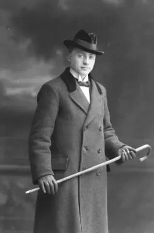 Välklädd med käpp