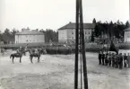 Repetitionsövningarna vid I11 i Växjö, hösten 1921.
Förberedelser på kaserngården inför att översten (Gustaf Ros (1868-1924)), ska ta emot regementet.