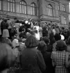 Studenterna, 1939. Studenter och anhöriga på trappan utanför dåv. Växjö Högre
Allmänna Läroverk.