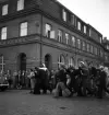 Studenterna, 1939. En student bärs iväg längs Storgatan av sina kompisar. I bakgrunden syns dåv. Skånska bankens hus, (nuv. Adenmarks m.m.)