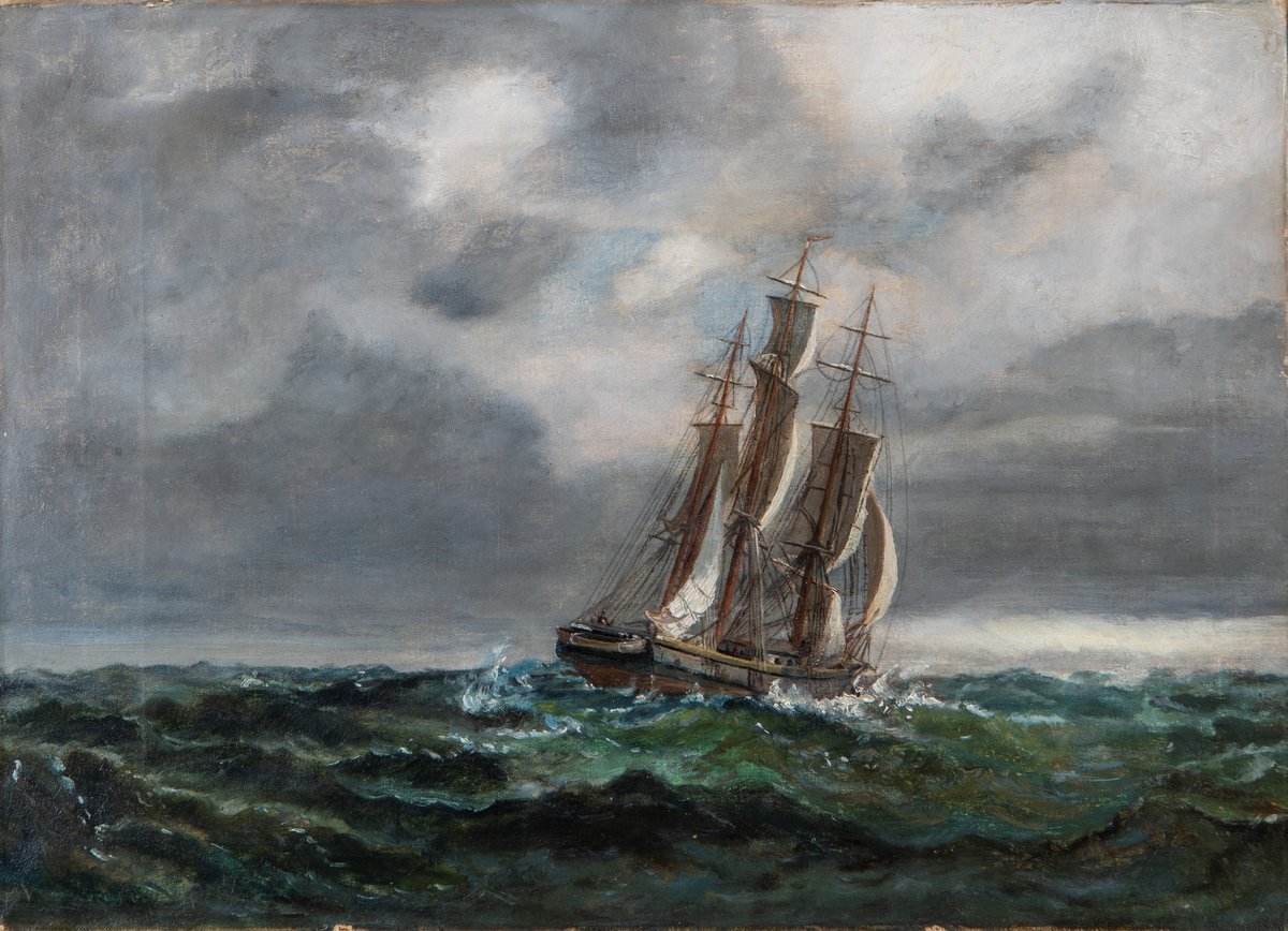 Maleri, liggende profil. Motiv av seilskute på havet, med grå skyer. Maleriet har gullbelagt ramme av tre.