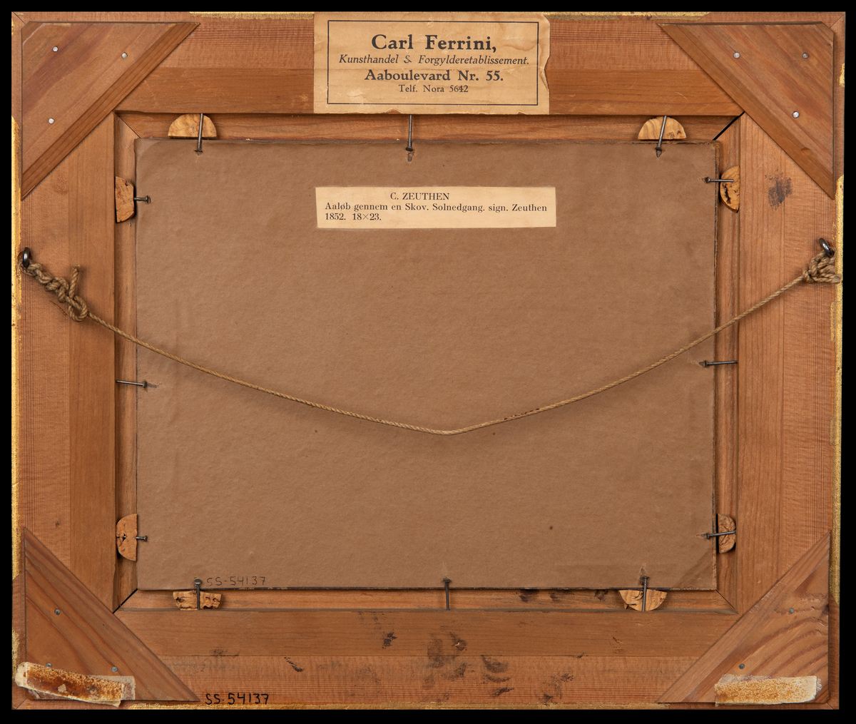 Maleri. Liggende profil. Motiv av elveløp i skog, med bru. Maleriet har gullbelagt ramme av tre.