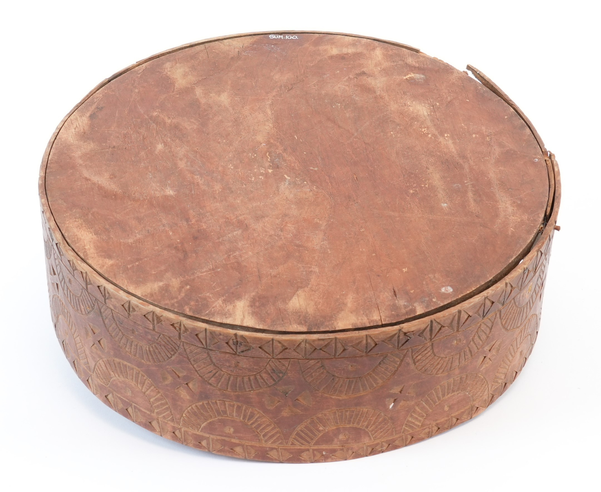 Karveskurd over heile øskja. På toppen av lokket ei sentral seksbladrose innskriven i ein sekskant med konkave sider, alt i ein sirkel. Mellom roseblader utskorne krysskors. Rundt rosa ei brei stripe med utskorne sirklar. Rundt dei, eit maskulint muruspjeld og sikksakk langs kanten. På sideveggen av lokket dobbel sikksakk langs kanten og muruspjeld med vekslende felt (rutenett og ståande timeglass symbol). På sideveggen av behaldaren, langs kantane stripar med ståande timeglass symbol. Mellom dei halvsirklar og krysskors.