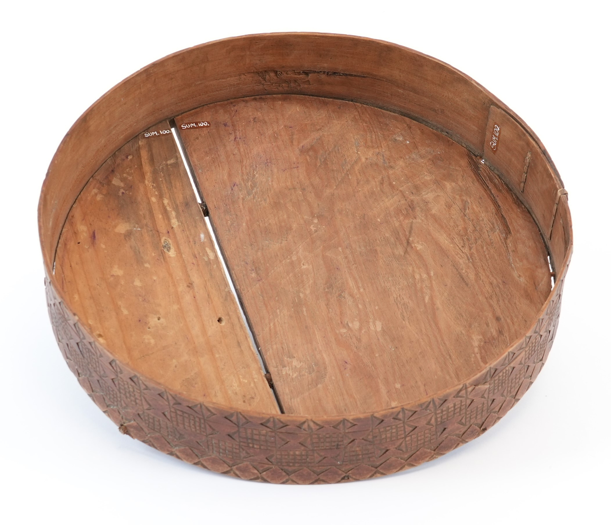 Karveskurd over heile øskja. På toppen av lokket ei sentral seksbladrose innskriven i ein sekskant med konkave sider, alt i ein sirkel. Mellom roseblader utskorne krysskors. Rundt rosa ei brei stripe med utskorne sirklar. Rundt dei, eit maskulint muruspjeld og sikksakk langs kanten. På sideveggen av lokket dobbel sikksakk langs kanten og muruspjeld med vekslende felt (rutenett og ståande timeglass symbol). På sideveggen av behaldaren, langs kantane stripar med ståande timeglass symbol. Mellom dei halvsirklar og krysskors.