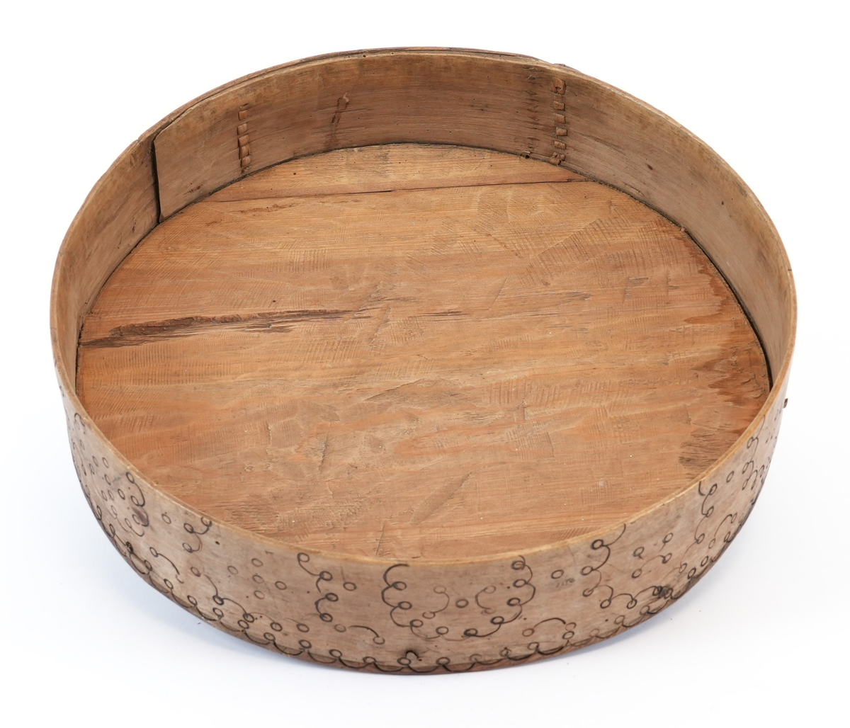 Svidekor over heile øskja. På toppen av lokket ei stor, sentral seksbladrose innskriven i ein sirkel med to melteserkors på kvert roseblad. Rosa og sirkelen måla raud. Langs sida sirklar av bogar og ringar. Alle linjene i ornamentet har form av svidde, små bogar og ringar.