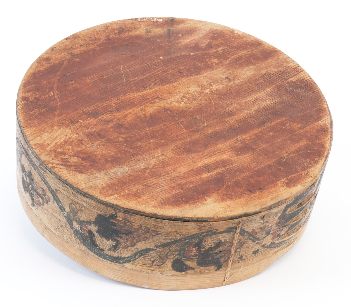 På toppen av lokket karveskurd: i midten utskore eit stort, sentralt buekors med rutenett og sikksakk inni; langs kanten utskoren sikksakk. Mellom dei, på mørkegrøn bakgrunn måla raude og gule blomstrar og slynger. På sideveggen, på kvit bakgrunn måla grøne rankar med raude og gule blomstrar og drueklasar. Innvendig restar av blå målingslaget: på lokket synleg blomsterform, på botnen s-ar.