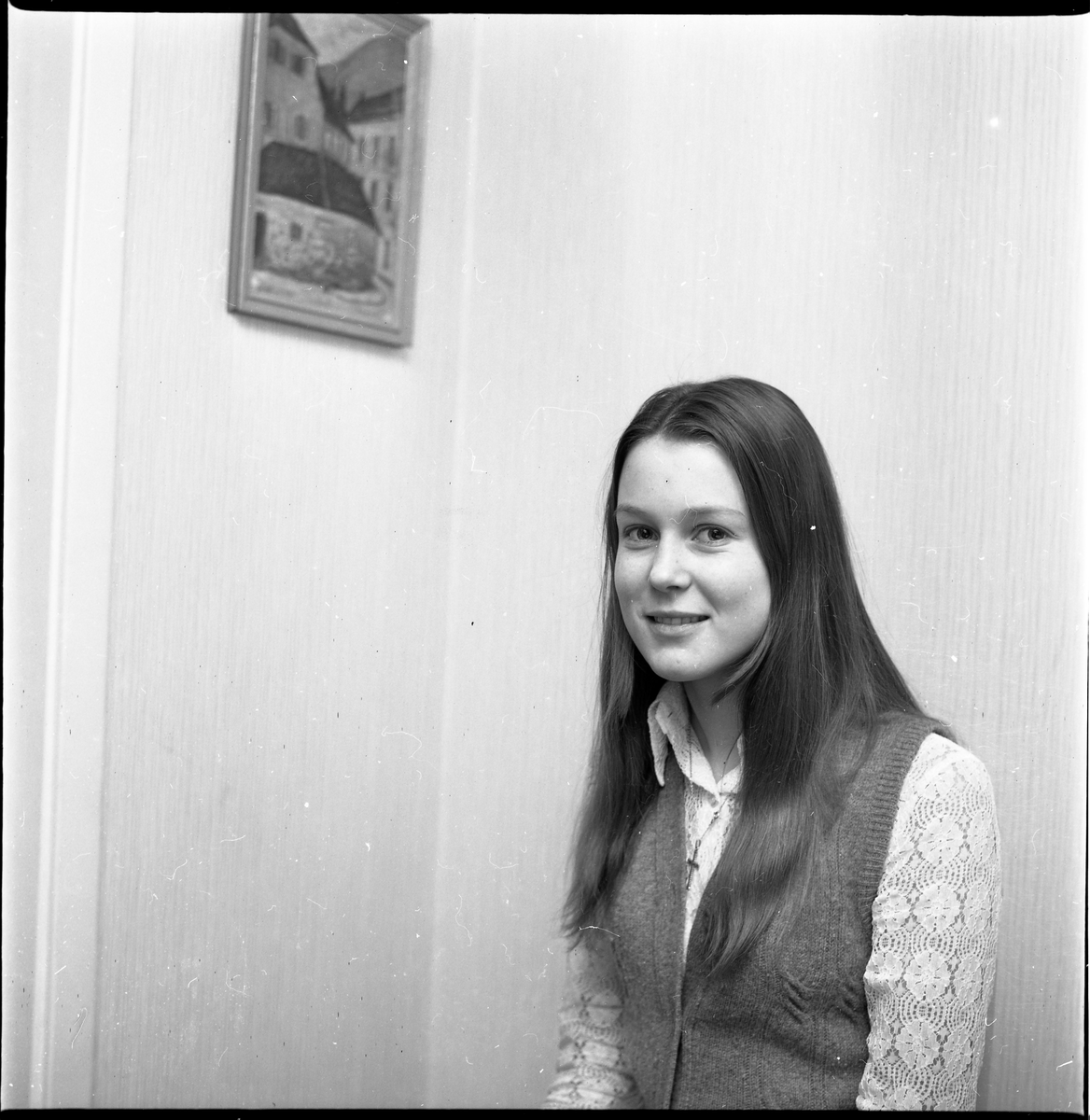 Porträtt av en flicka som blivit vald till 1971-års lucia, utsedd av Gränna scoutkår.