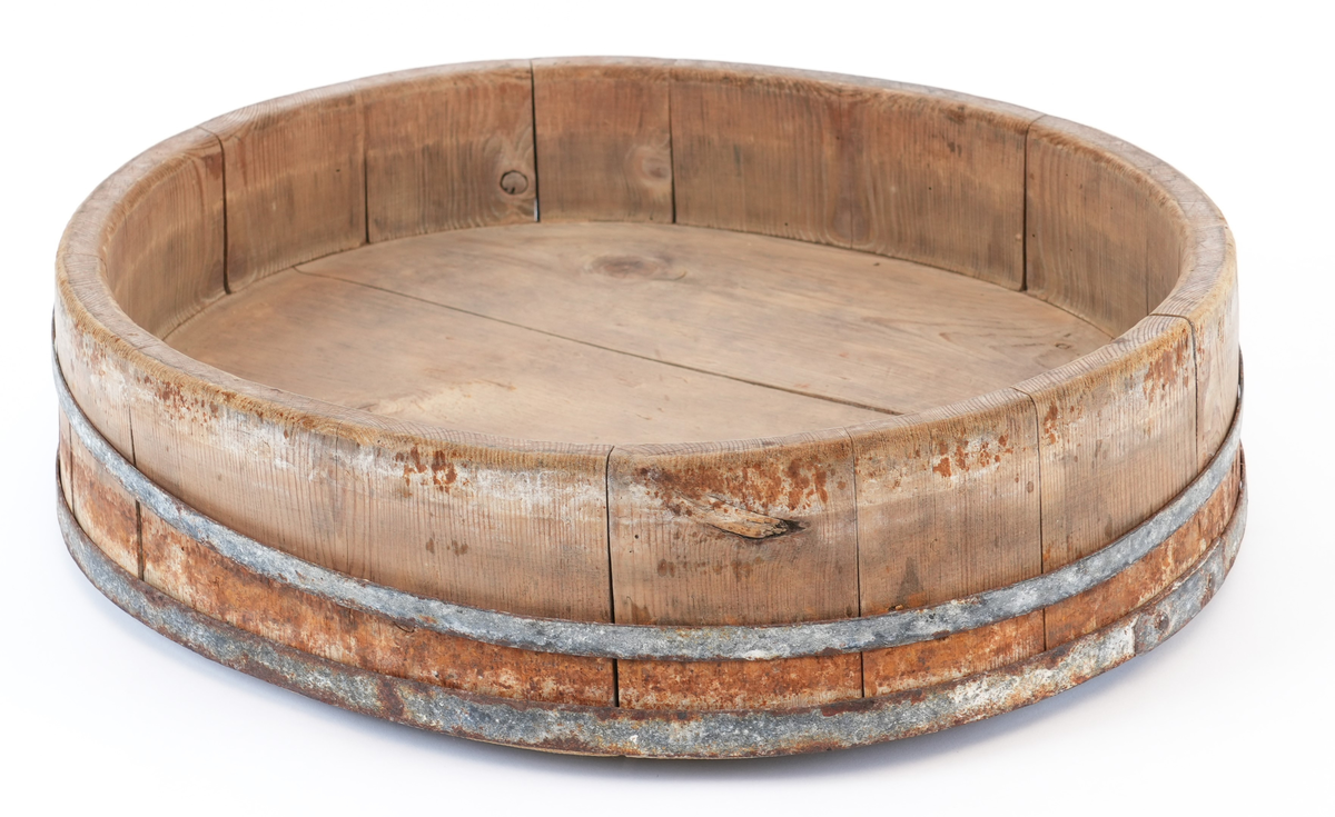 Ask bruka til smørlaging. Stor oval form med lave sider. Lagga av 15 furustavar med botnen av to furubrett. Rundt omfatta med to sinkgjorder.