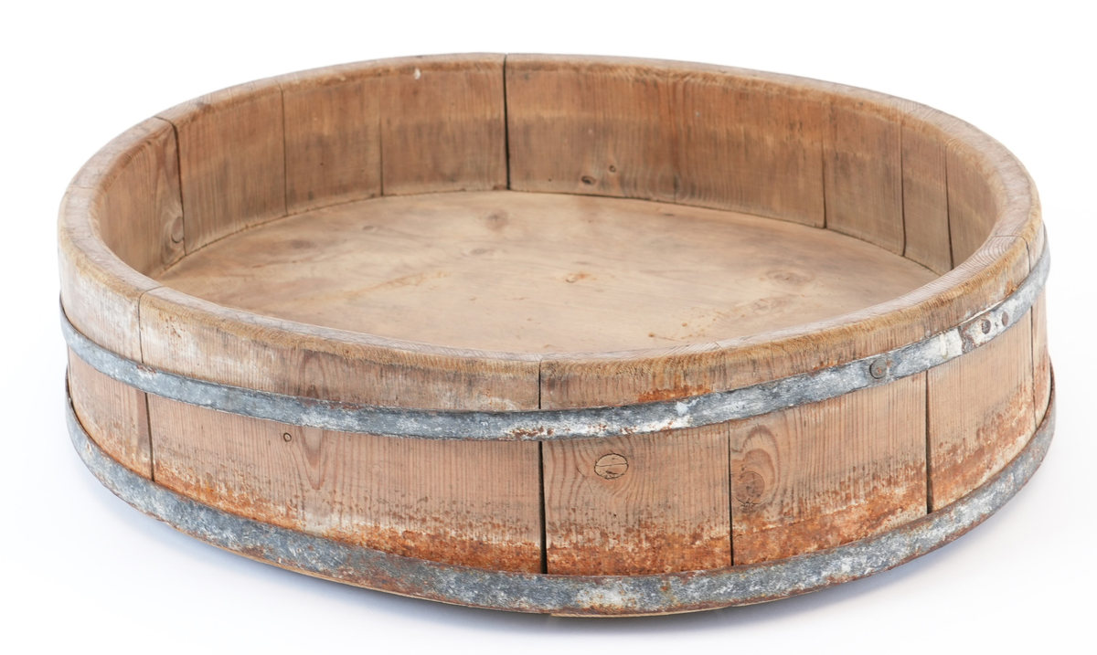Ask bruka til smørlaging. Stor oval form med lave sider. Lagga av 15 furustavar med botnen av to furubrett. Rundt omfatta med to sinkgjorder.