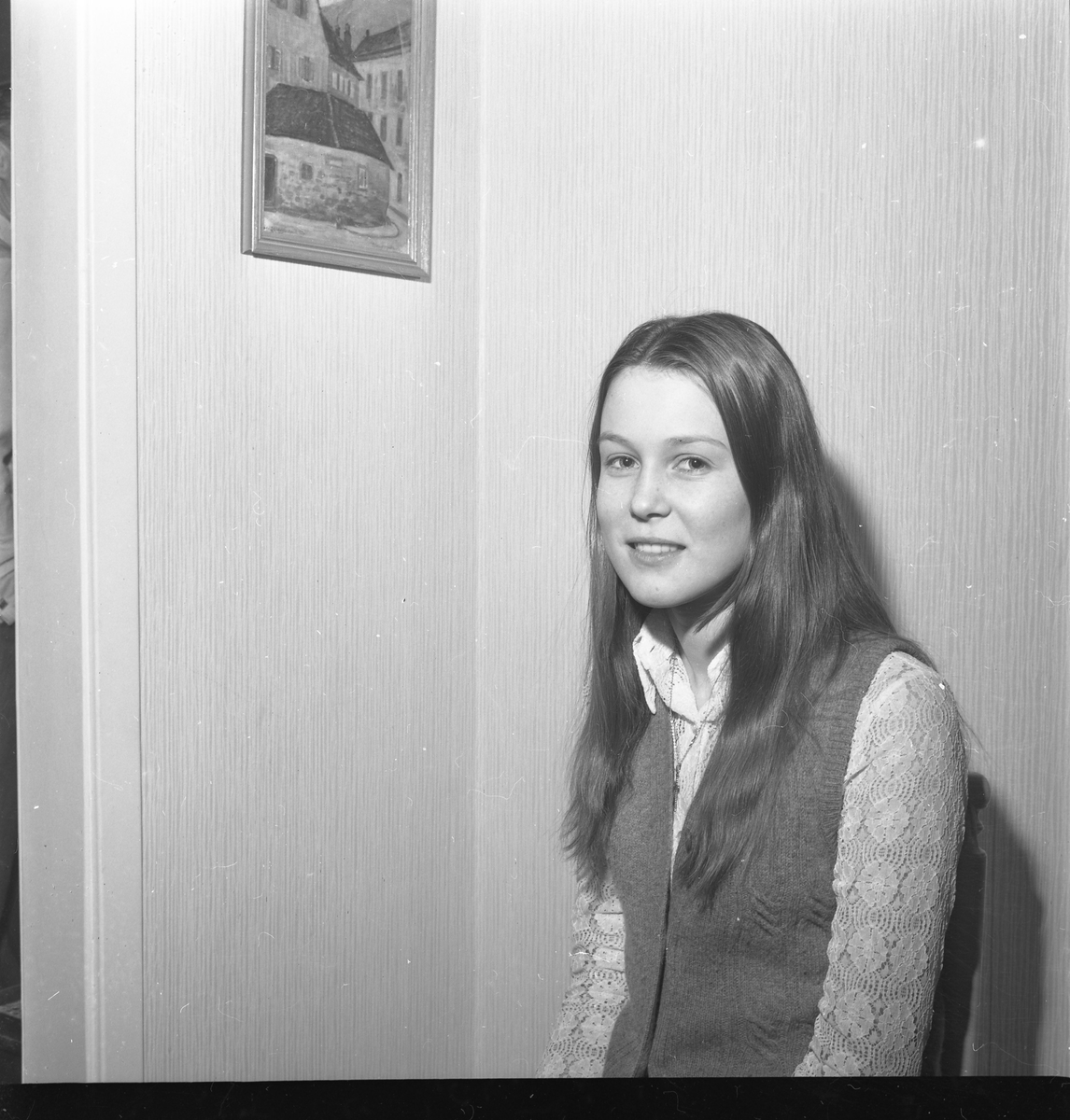 Porträtt av en flicka som blivit vald till 1971-års lucia, utsedd av Gränna scoutkår.
