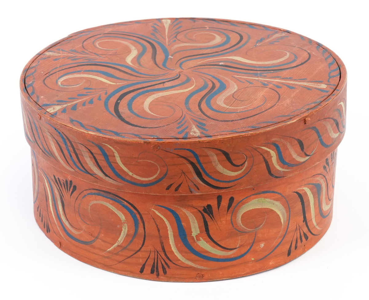 Viksdalsmåling. Utvendig, den heile øskja måla vermilion. På toppen av lokket ein stor, sentral seksbladblomster med blader som store s-ar, måla blå, svart og gul. Mellom dei blå og gule bladverk, langs kanten små blå s-ar. På sideveggen krøllete rankar i same fargar, med svarte bladverk i mellom.