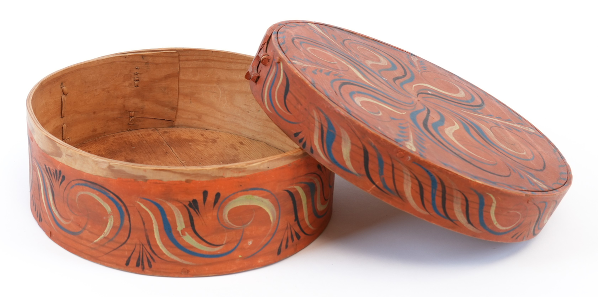 Viksdalsmåling. Utvendig, den heile øskja måla vermilion. På toppen av lokket ein stor, sentral seksbladblomster med blader som store s-ar, måla blå, svart og gul. Mellom dei blå og gule bladverk, langs kanten små blå s-ar. På sideveggen krøllete rankar i same fargar, med svarte bladverk i mellom.