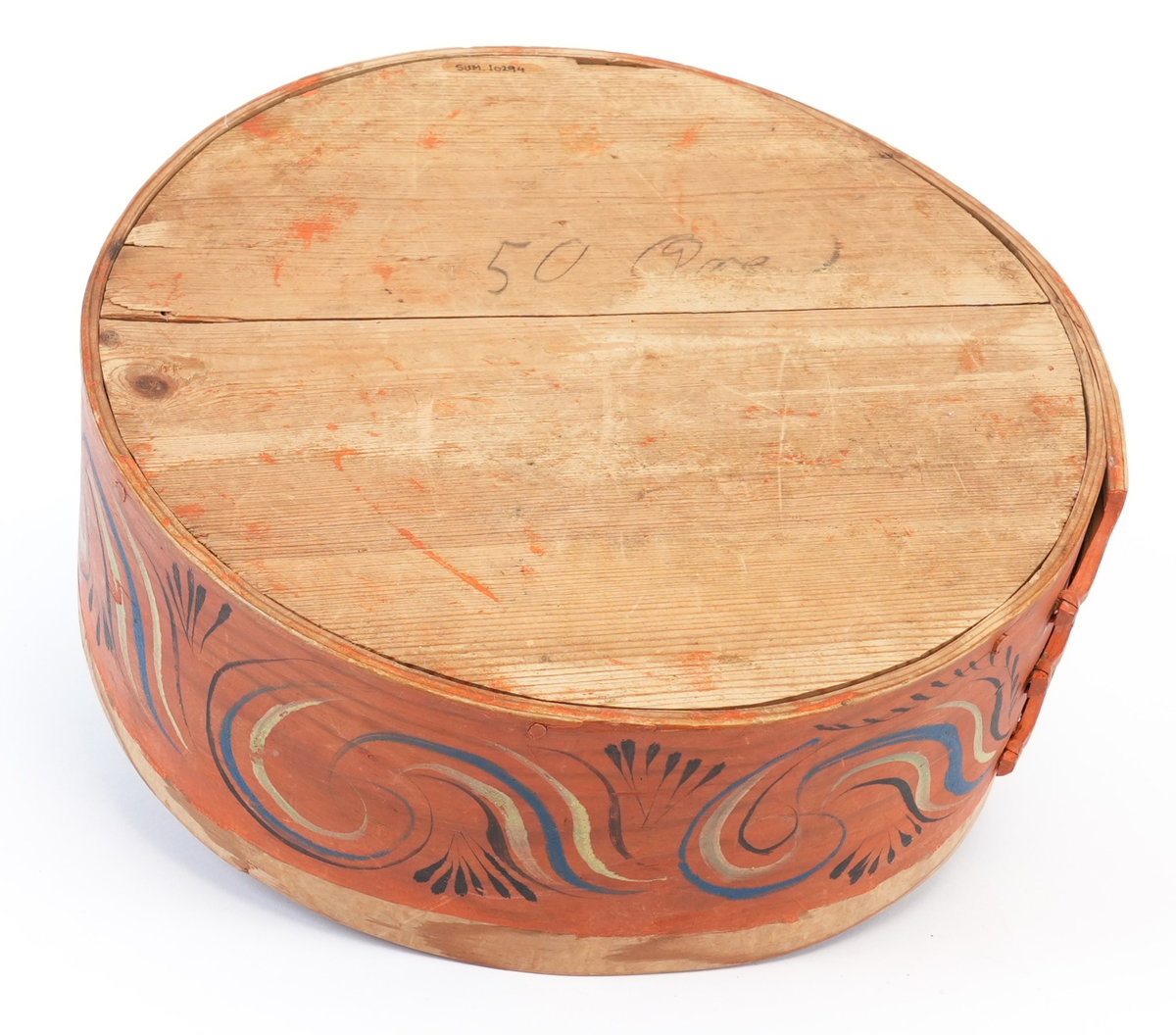 Viksdalsmåling. Utvendig, den heile øskja måla vermilion. På toppen av lokket ein stor, sentral seksbladblomster med blader som store s-ar, måla blå, svart og gul. Mellom dei blå og gule bladverk, langs kanten små blå s-ar. På sideveggen krøllete rankar i same fargar, med svarte bladverk i mellom.