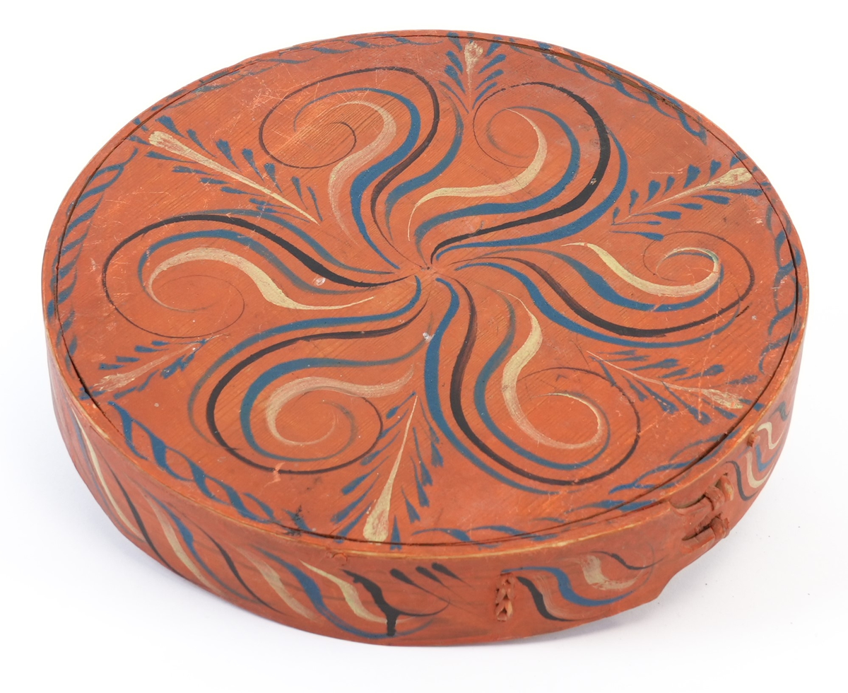 Viksdalsmåling. Utvendig, den heile øskja måla vermilion. På toppen av lokket ein stor, sentral seksbladblomster med blader som store s-ar, måla blå, svart og gul. Mellom dei blå og gule bladverk, langs kanten små blå s-ar. På sideveggen krøllete rankar i same fargar, med svarte bladverk i mellom.