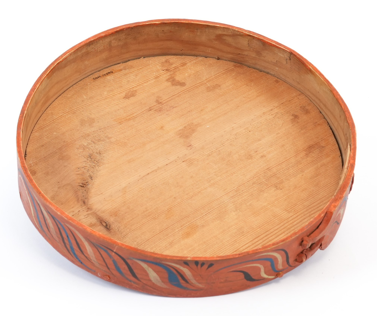 Viksdalsmåling. Utvendig, den heile øskja måla vermilion. På toppen av lokket ein stor, sentral seksbladblomster med blader som store s-ar, måla blå, svart og gul. Mellom dei blå og gule bladverk, langs kanten små blå s-ar. På sideveggen krøllete rankar i same fargar, med svarte bladverk i mellom.