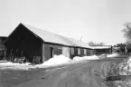 Vintern 1986 dokumenterade Östergötlands museum miljön vid Bergs Träförädling i nämnda tätort någon mil norr om Linköping. Platsens byggnader kan väl inte med bästa vilja ansetts haft några högre kulturhistoriska värden. Sannolikt var det ortens uppskattning med en förväntad exploatering som avgjorde förättningen. Men brådskan att skapa minnen var denna gång förhastad. Ännu i skrivande stund år 2025 är miljön intakt, om än i ett mer nedgånget intryck.