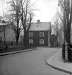 De vindlande gatustråken invid Stora teatern i Linköping möter metodiska svårigheter vid studier och beskrivning. Utlagda förts efter teaterns färdigställan 1903 men i förstone bortglömda(!) av stadens namnberedning. År 1913 bestämdes dock namnen Teatergatan och Artistgatan. Redan innan -och långt därefter- benämndes emellertid huvudstråket Kapellgatan och backar vi än längre i tid var en förlängning av Apotekaregatan på förslag, vilket skulle inbegripa det raka vägsnittet från Kungsgatan. Bildens fastighet kan därför sägas burit tre adresser i Apotekaregatan 24, Kapellgatan 4 och rådande Teatergatan 3.