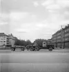 Den 4 maj 1950 gjordes ett runstensfynd på Kallerstads ägor öster om Linköping. Stenen låg i en åkerkant, av allt att döma på ursprunglig plats invid en viktig väg som gått över gärdena. På bilden har stenen anlänt till Östergötlands museum där den ska erhålla ny plats i museiparken.