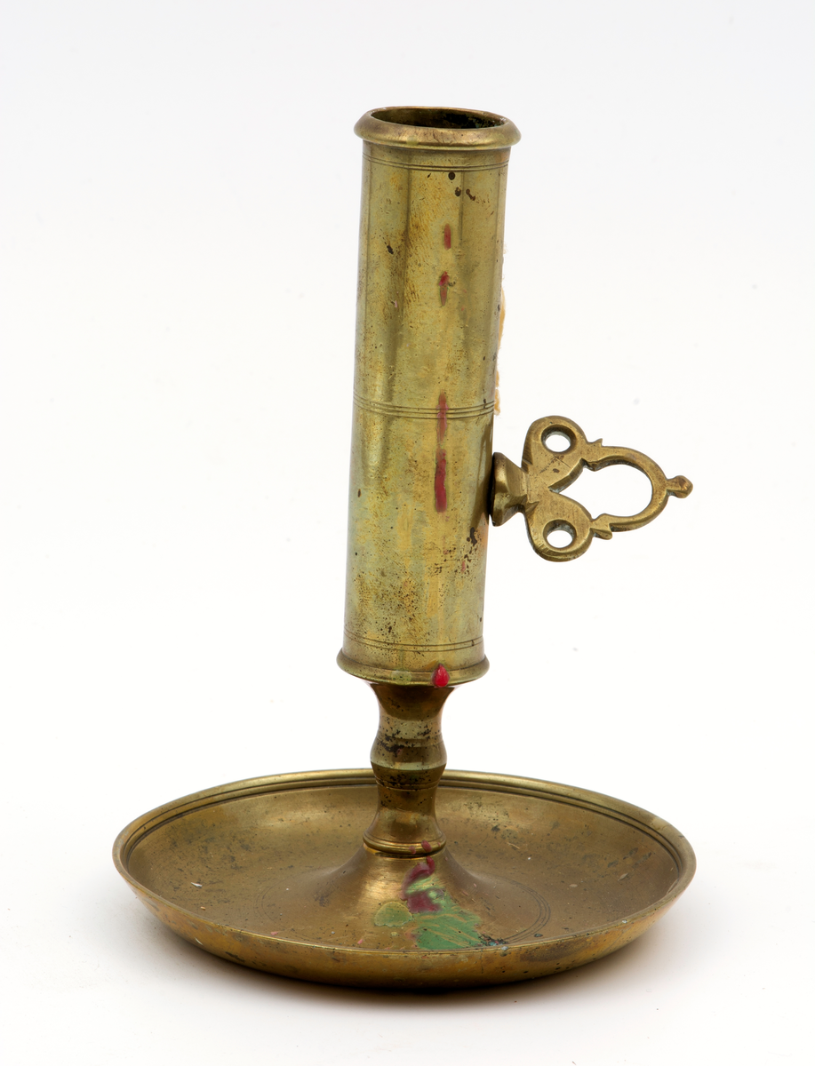 Ljusstake av mässing. Ljushållare med regleringsskruv, för ett ljus. Rund fot.