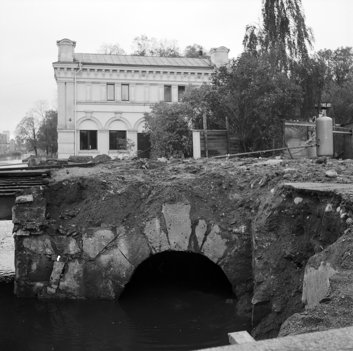 Gråstensvalvet vid Islandsbron, västra landfästet, Uppsala 1955