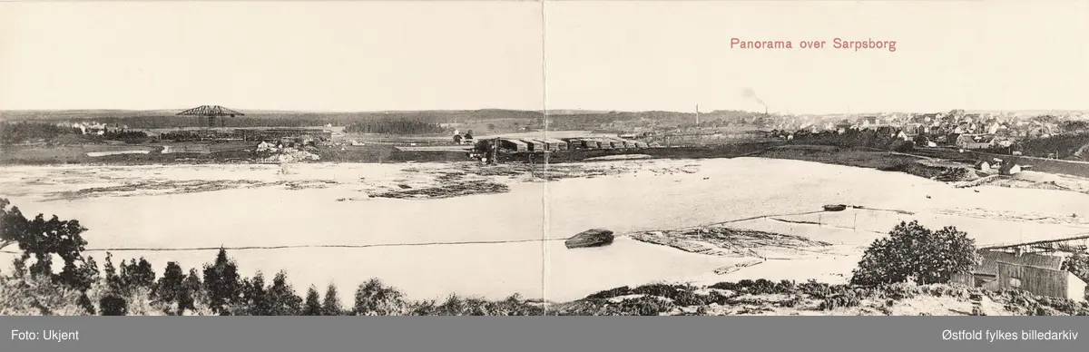 Panorama over Glengshølen og Opsund i Sarpsborg fotografert fra Kurland-toppen ca. 1910-20 (?) Tømmerkrana på Opsund, tømmerlenser, og Krabben-brygga.
