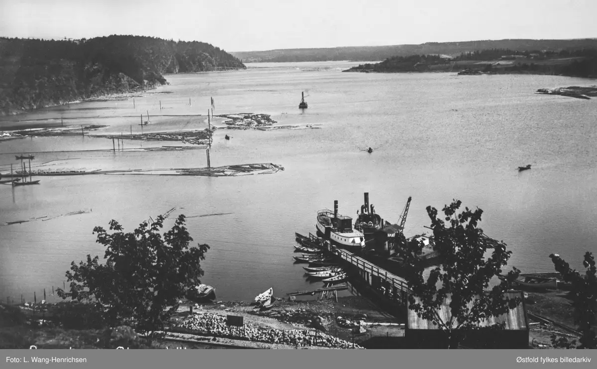 DS Krabben ved Glengshølen brygge i Sarpsborg 1914. Slepebåt og mudringspram ved siden av. Tømmerlenser i Glomma. Postkort.
Dampbåten  DS Krabben gikk i rute langs Glomma fra Glengshølen i Sarpsborg til Lindhol i Eidsberg med mange stoppesteder underveis på begge sider av Glomma i perioden 1869 til 1947.