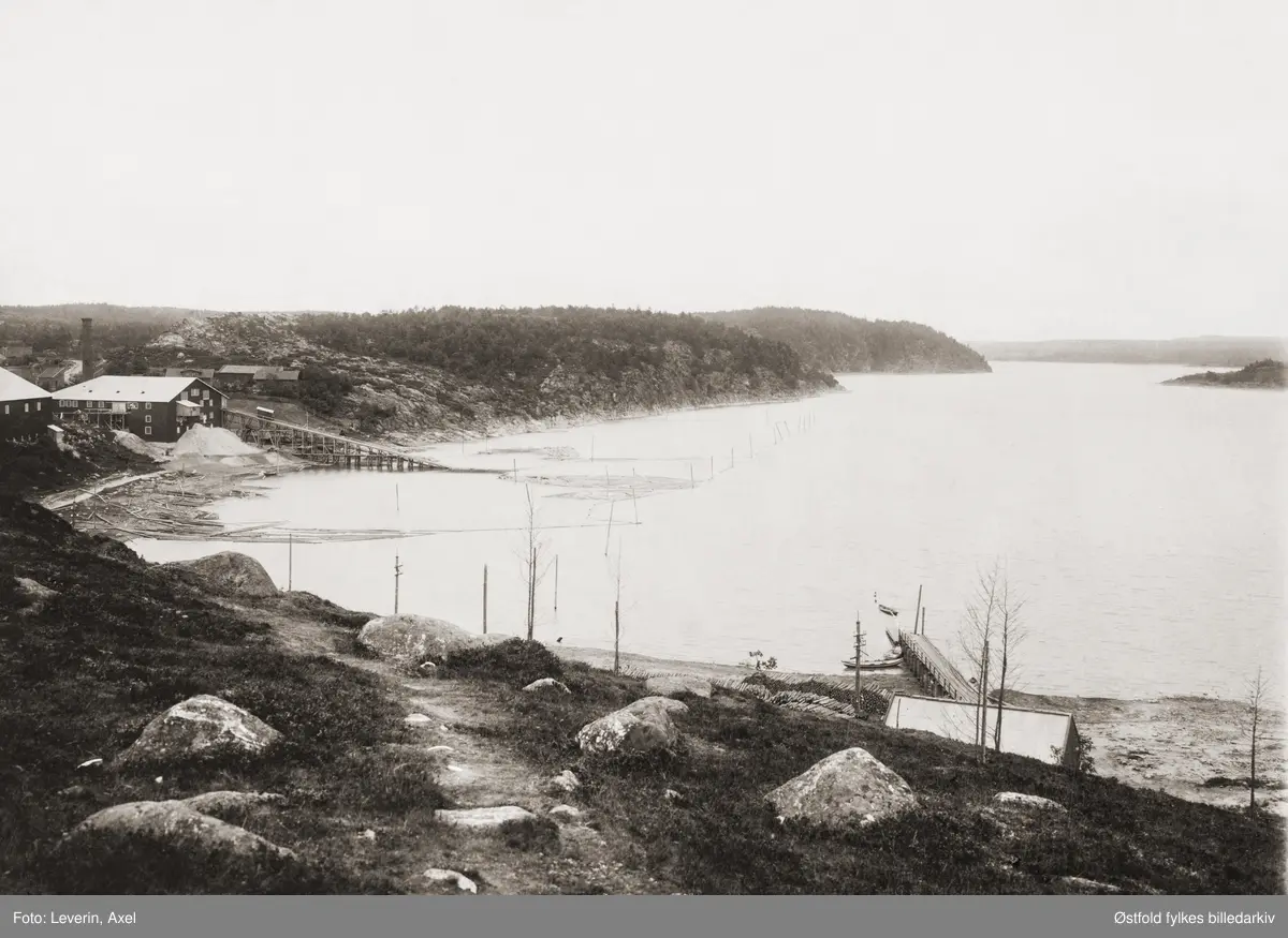 Glengshølen i Sarpsborg sett fra Fritznerbakken med Asbjørnsen-saga, Kurlandtoppen, brygga til DS Krabben og kullhuset til DS Krabben. Datert 1902 på fotografiet, mens giver daterer bildet til omkring 1900.

Dampbåten  DS Krabben gikk i rute langs Glomma fra Glengshølen i Sarpsborg til Lindhol i Eidsberg med mange stoppesteder underveis på begge sider av Glomma i perioden 1869 til 1947.

Tekst skrevet med fylllepenn på baksiden av fotografiet: 
"Dette fotografi er tat fra Fritznerbakken omkring 1900 og om sommeren, da vandstanden i Hølen viser stor. Man ser lidt af bakkken ret overnfor jernbanelinjen, som er beplandet endel af "Forskjønnelsesselskabet". Nedenfor er D/S Krabbens kulbod og brygge. Til venstre A. Asbjørnsen dampsag og høvleri.I bakgrund Varteiglandet og Glommen. Til venstre ses veien til Harebakke med Kurlandhuset til venstre. Nu revet ned og veien ombygget. Sapsbrog 7. februar 1922. Otto N. Jensen."