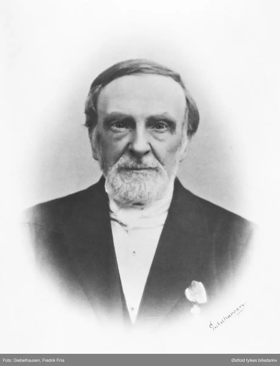 Portrett av byfogd Niels Magnus Johansen Bugge, Byfogd i Fredrkstad fra 1870. Direktør 1875-1876. 

Portretter av direktører og / eller styremedlemmer med mer i Fredrikstad Spareskillingsbank, etablert 1875 og Fredrikstad Sparebank etablert 1843.