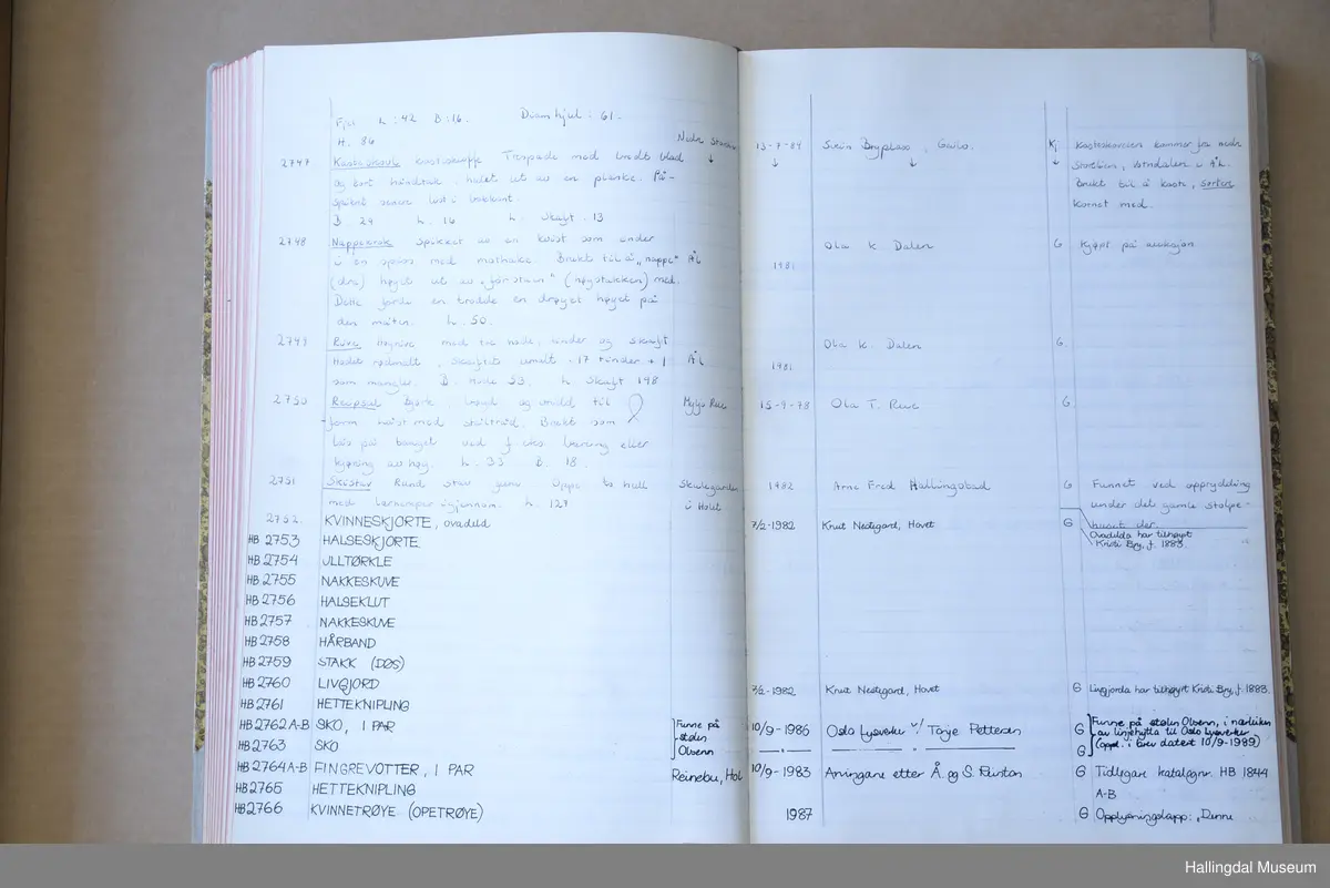 Kvit skjorte med opning framme. Hals- og ermelinningar er brodert i kvitsaum. 