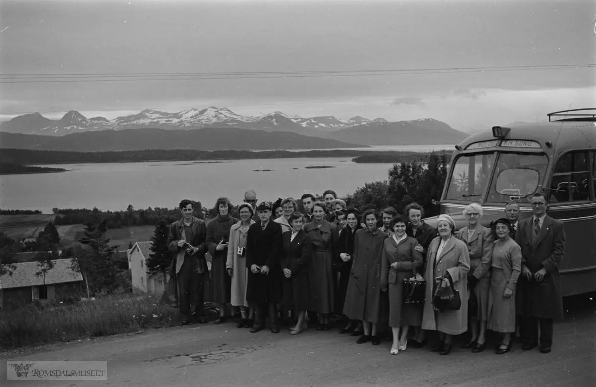 "Engelske goodtemplar på vitjing".1955..Buss er trolig en Chevrolet 1946-47 mod. Det står MOLDE-KR.SUND i skiltkassen.