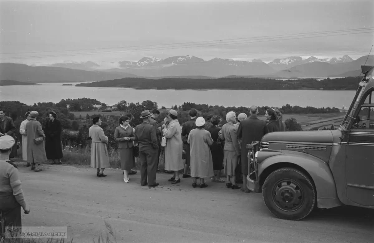 "Engelske goodtemplar på vitjing".1955..Buss er trolig en Chevrolet 1946-47 mod. Det står MOLDE-KR.SUND i skiltkassen.