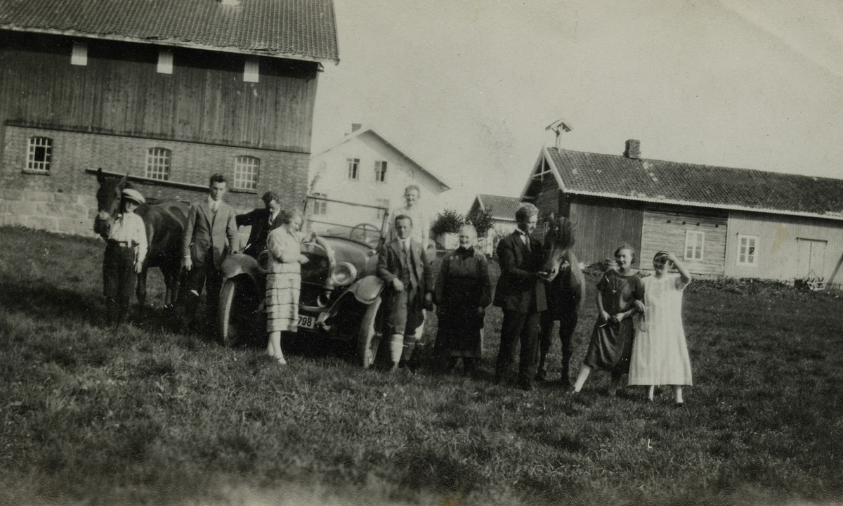 Folkene på Mellom-Bakke.
Helt til høyre Birgitte Løwe (Kiste)