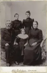 Fotograf: Olaf Jakobsen. 

Karl Martinius Karlsen født 6/6 1840 i Ofoten død 1905. 
Anna Cahtrine (født Bangsund) Født 3/3 1853 Kiberg.
2 Døtre:
Venstre. Minda Karoline. 
Høyre. Sofie Marie født 21/1 1876 (mor til Suniva). 
I midten barnebarn Suniva Hurti Karlsen født 1894.
Suniva vokser opp i hjemgården til bestefaren i Kristian 4 gate. Matr. 307.