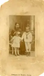 Fotograf: J. Larsen tatt ca 1918.  

Suniva Aas med sine to barn. 
Lina født 1915 (oppkalt etter sin farmor). 
Christen Magnus Aas født 1913 død 1962 (oppkalt etter sin farfar) . 
ble gift med Lilli Elinor Hågensen. 
Notis: Suniva fikk to barn til - Borgny født 1916 og Henny født 1917 begge dør i 1918.
