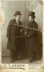 Fotograf J. Larsen ca.1913-1914. 

Aksel Magnus Aas til høyre, mannen til venstre ukjent.