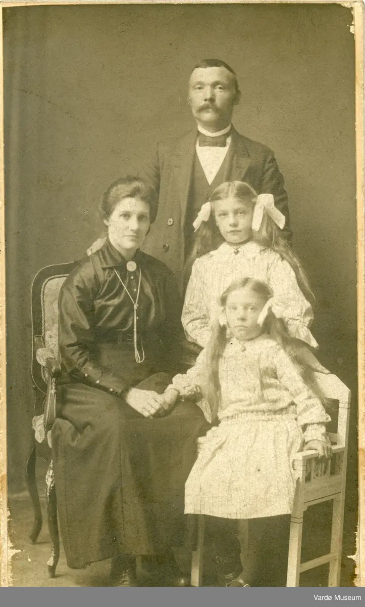 Fotograf J. Larsen. 

Edvard Martiniussen, Sofie Marie (født Karlsen) født 21/1 1876. 
Døtrene. Fernanda og Olga. 
-Sofie Marie er mor til Suniva (født Hurti Karlsen).
