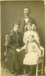 Fotograf J. Larsen. 

Edvard Martiniussen, Sofie Marie (født Karlsen) født 21/1 1876. 
Døtrene. Fernanda og Olga. 
-Sofie Marie er mor til Suniva (født Hurti Karlsen).