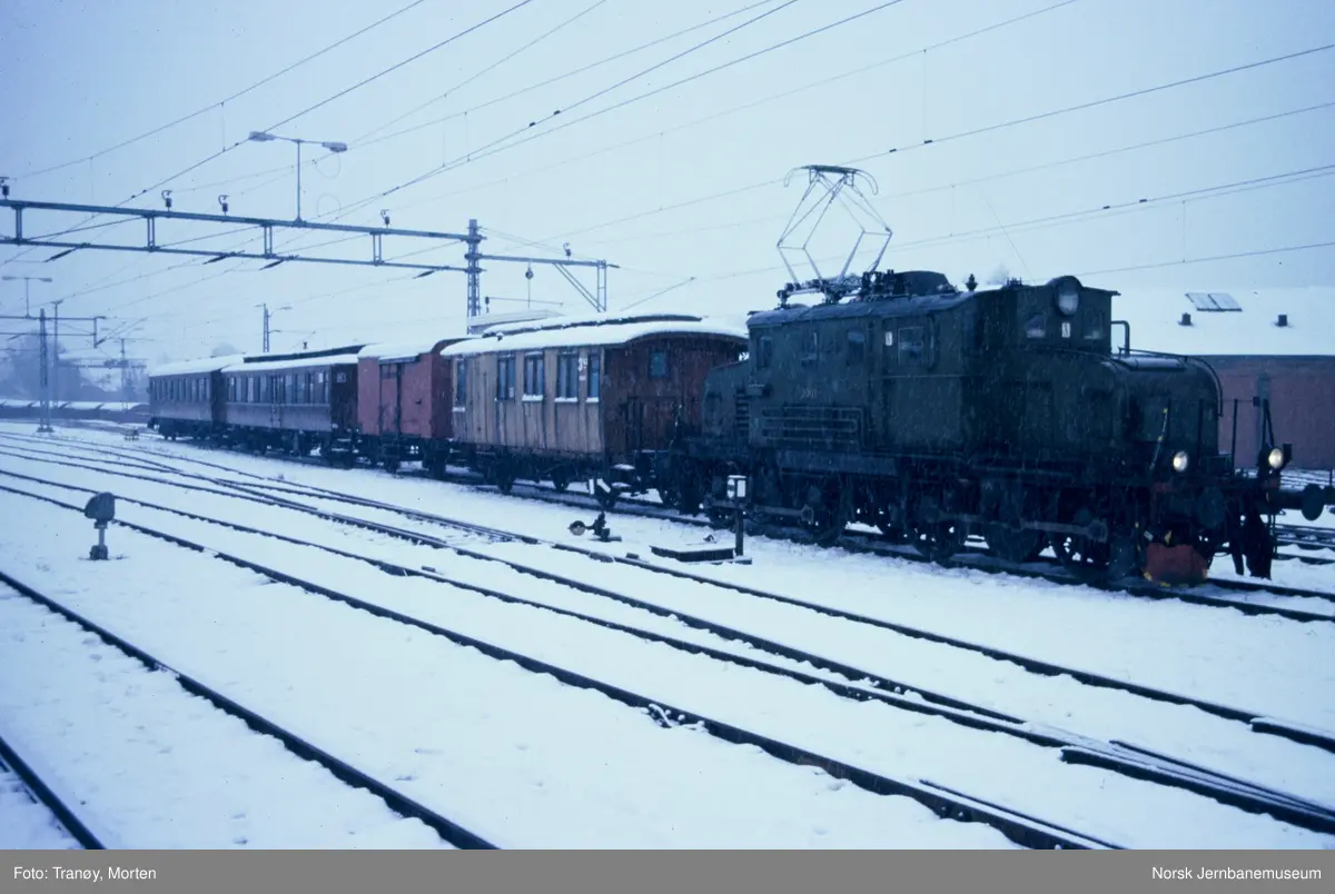 Elektrisk lokomotiv El 1 2001 på Lillestrøm stasjon
