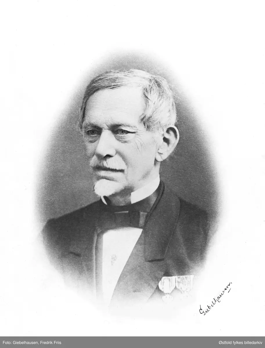 Portrett av tollkasserer Henrik Siegvard Scheel. Direktør fra 1876-1879.

Portretter av direktører og / eller styremedlemmer med mer i Fredrikstad Spareskillingsbank, etablert 1875 og Fredrikstad Sparebank etablert 1843.