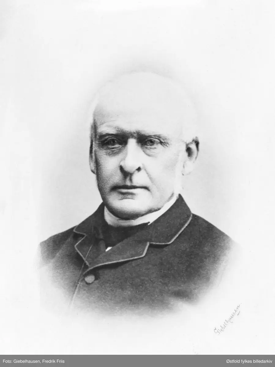 Portrett av verkseier Valdemar Ebbesen. Direktør fra 1870-1890. 
Portretter av direktører og / eller styremedlemmer med mer i Fredrikstad Spareskillingsbank, etablert 1875 og Fredrikstad Sparebank etablert 1843.