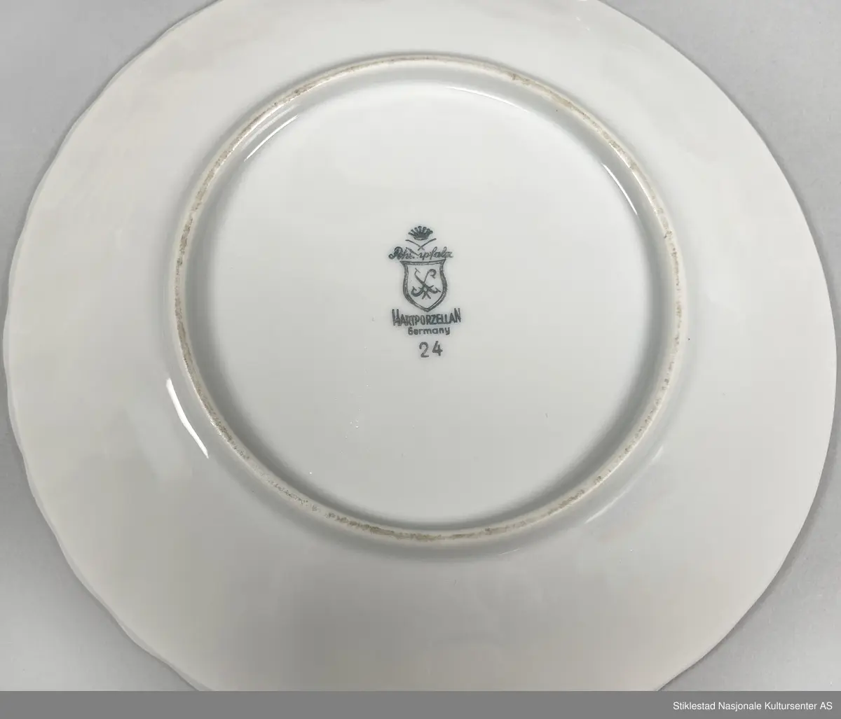 Kaffeservise for seks personer, kopp, tefat og asjett. Hvitt porselen dekorert med bord av trykte roser med bladverk (oldemors rose), langs munning av kopp og fat (oldemors rose). Forgylt langs munning, hank og kant på fat. Koppene har en bølgete form. Besstår av 18 deler.