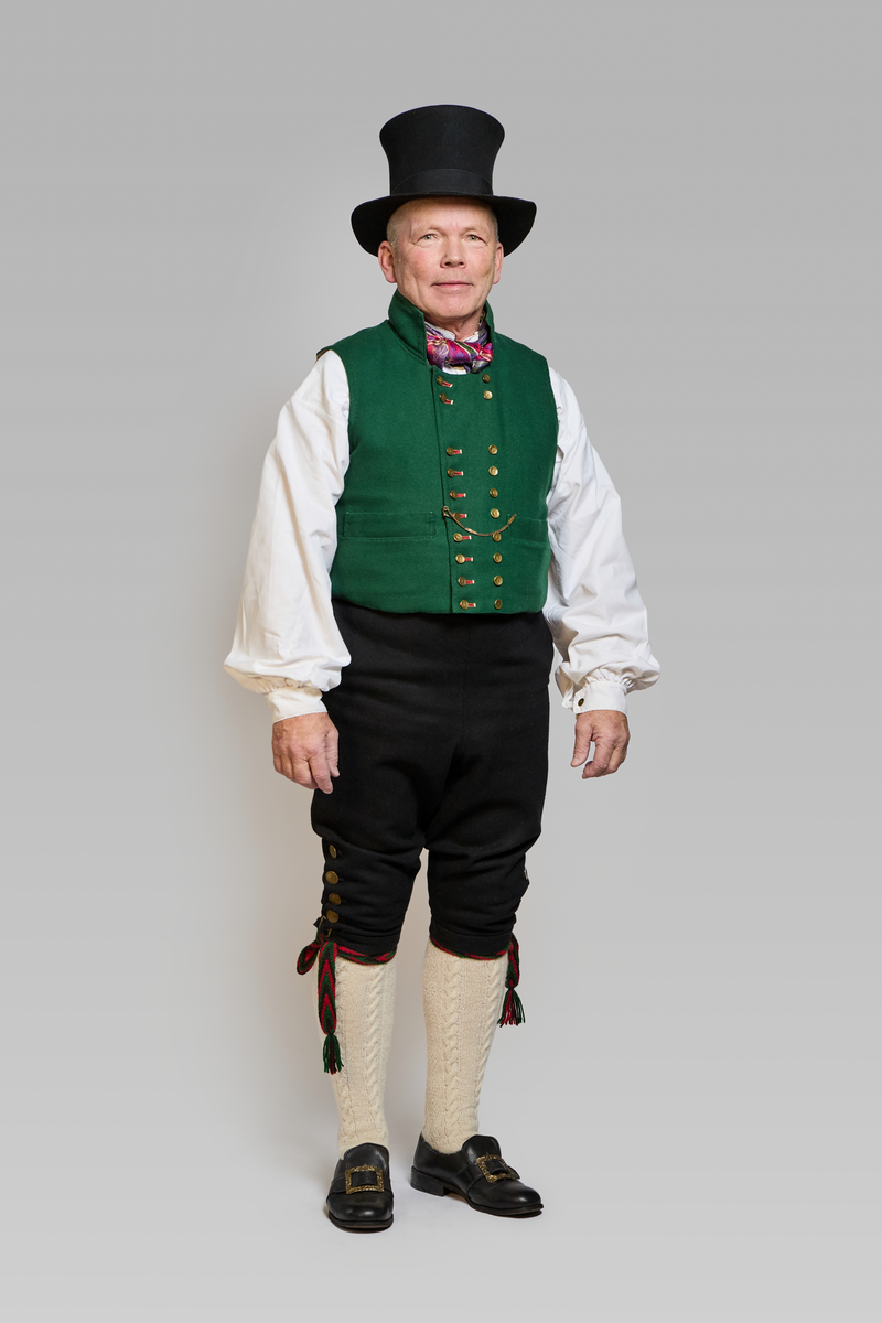 Steglatrøye for Øvre Valdres, 1810-1830. Her med vadmelsknebukser og flosshatt.