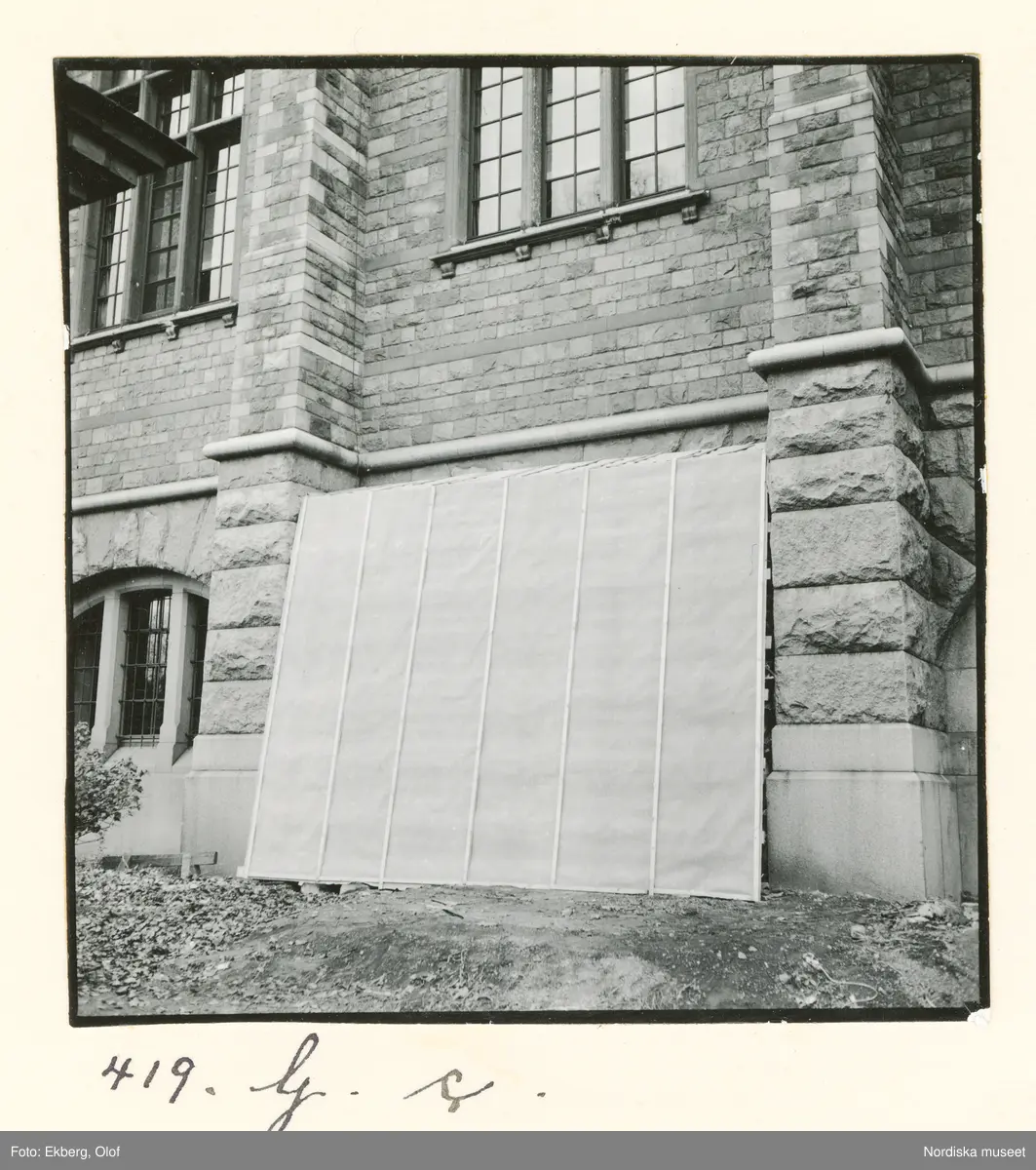 Bild tagen vid Nordiska museets åtgärder inom projektet För luftskyddet under beredskapstiden 1939 till 1940. Byggnaden skyddas med sandsäckar som staplas mot fasaden.
