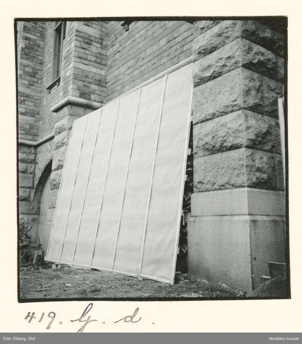 Bild tagen vid Nordiska museets åtgärder inom projektet För luftskyddet under beredskapstiden 1939 till 1940. Byggnaden skyddas med sandsäckar som staplas mot fasaden.