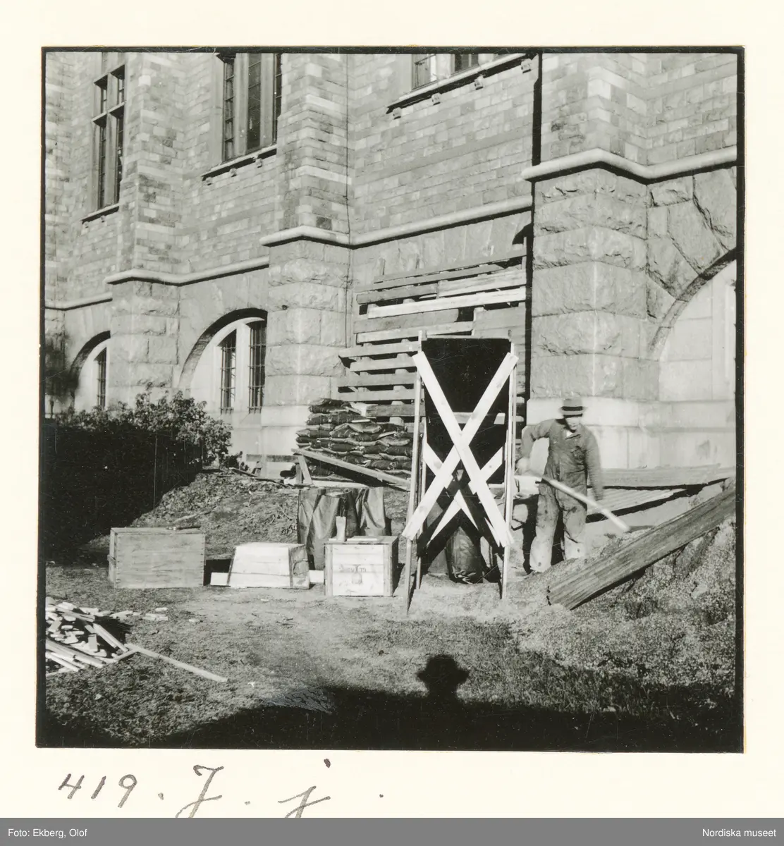 Bild tagen vid Nordiska museets åtgärder inom projektet För luftskyddet under beredskapstiden 1939 till 1940. Byggnaden skyddas med sandsäckar som staplas mot fasaden.