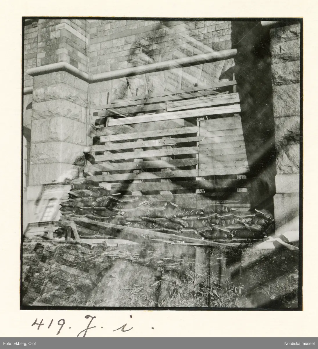 Bild tagen vid Nordiska museets åtgärder inom projektet För luftskyddet under beredskapstiden 1939 till 1940. Byggnaden skyddas med sandsäckar som staplas mot fasaden.