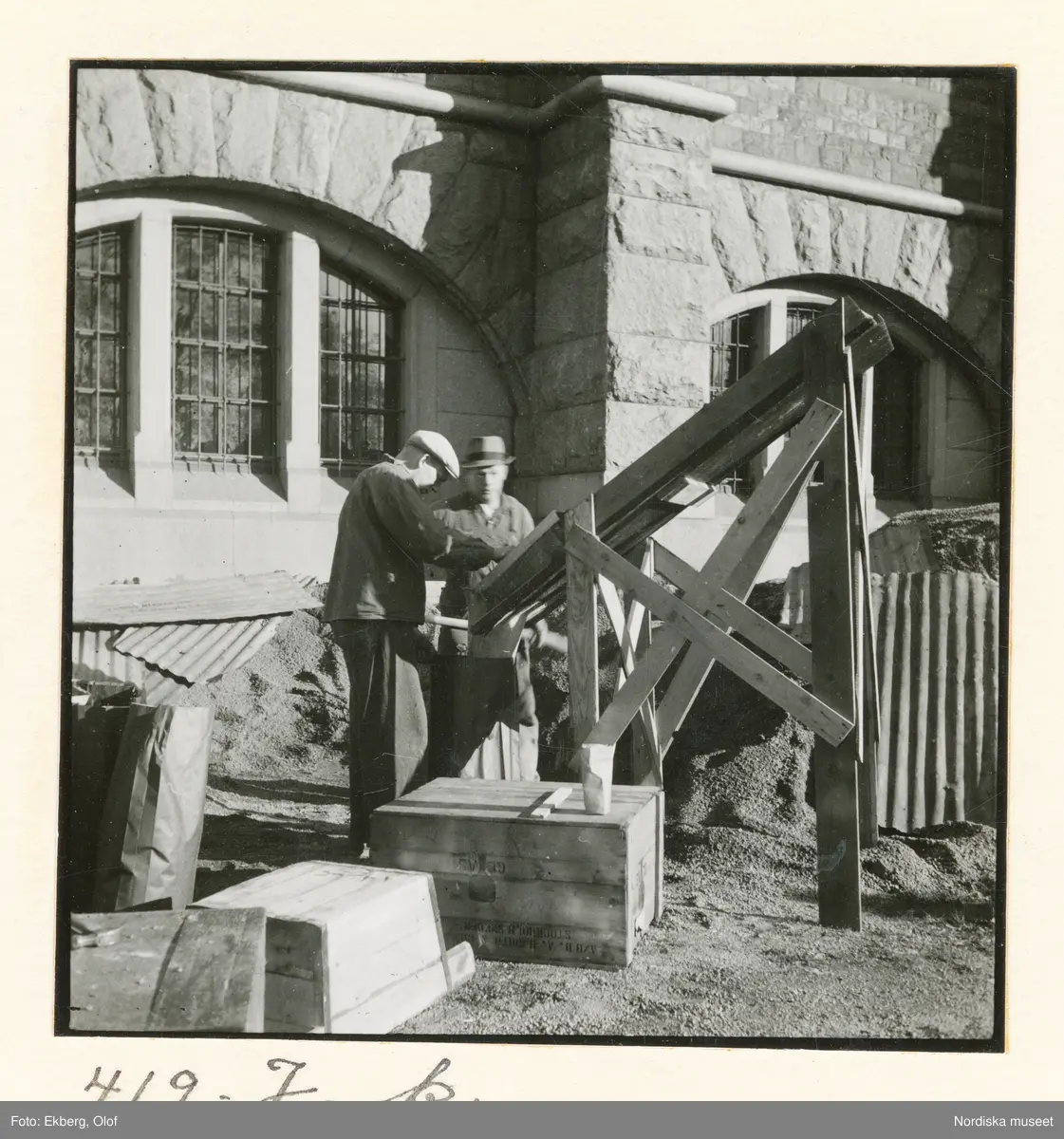 Bild tagen vid Nordiska museets åtgärder inom projektet För luftskyddet under beredskapstiden 1939 till 1940. Byggnaden skyddas med sandsäckar som staplas mot fasaden.