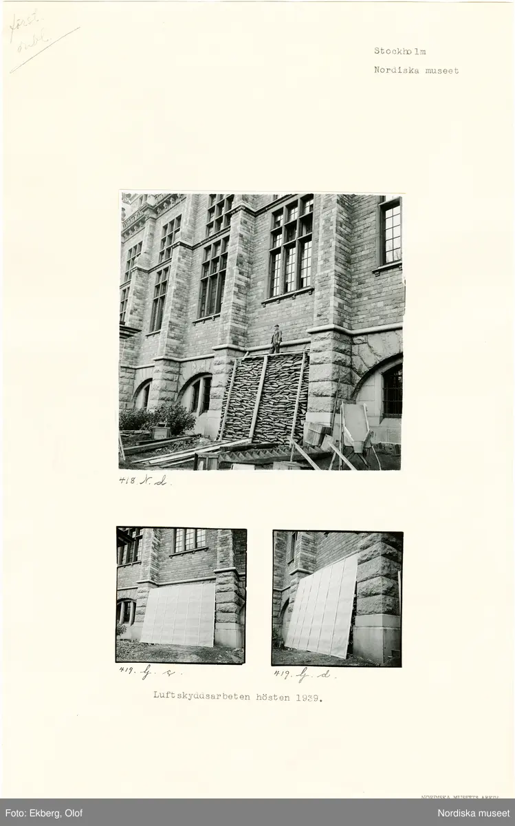 Serie bilder tagna vid Nordiska museets åtgärder inom projektet För luftskyddet under beredskapstiden 1939 till 1940. Byggnaden skyddas med sandsäckar som staplas mot fasaden.