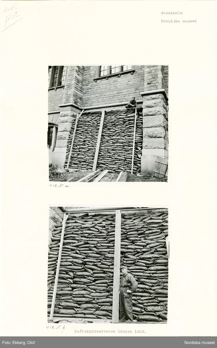 Serie bilder tagna vid Nordiska museets åtgärder inom projektet För luftskyddet under beredskapstiden 1939 till 1940. Byggnaden skyddas med sandsäckar som staplas mot fasaden.